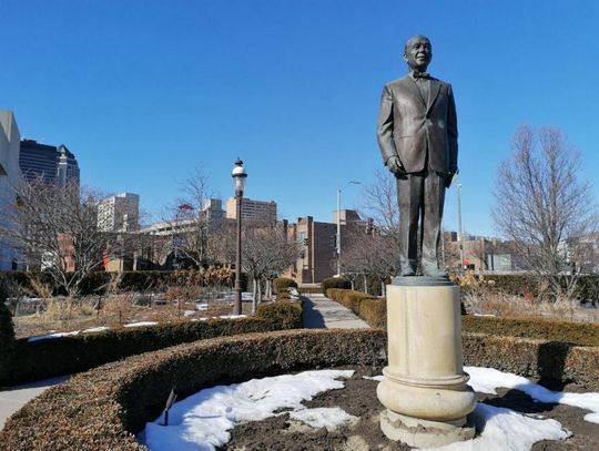statue Des Moines library
