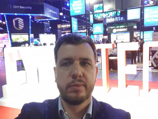 Piotr Marek CEO of 4media taking selfie at Tel Aviv Cyber Tech 2020