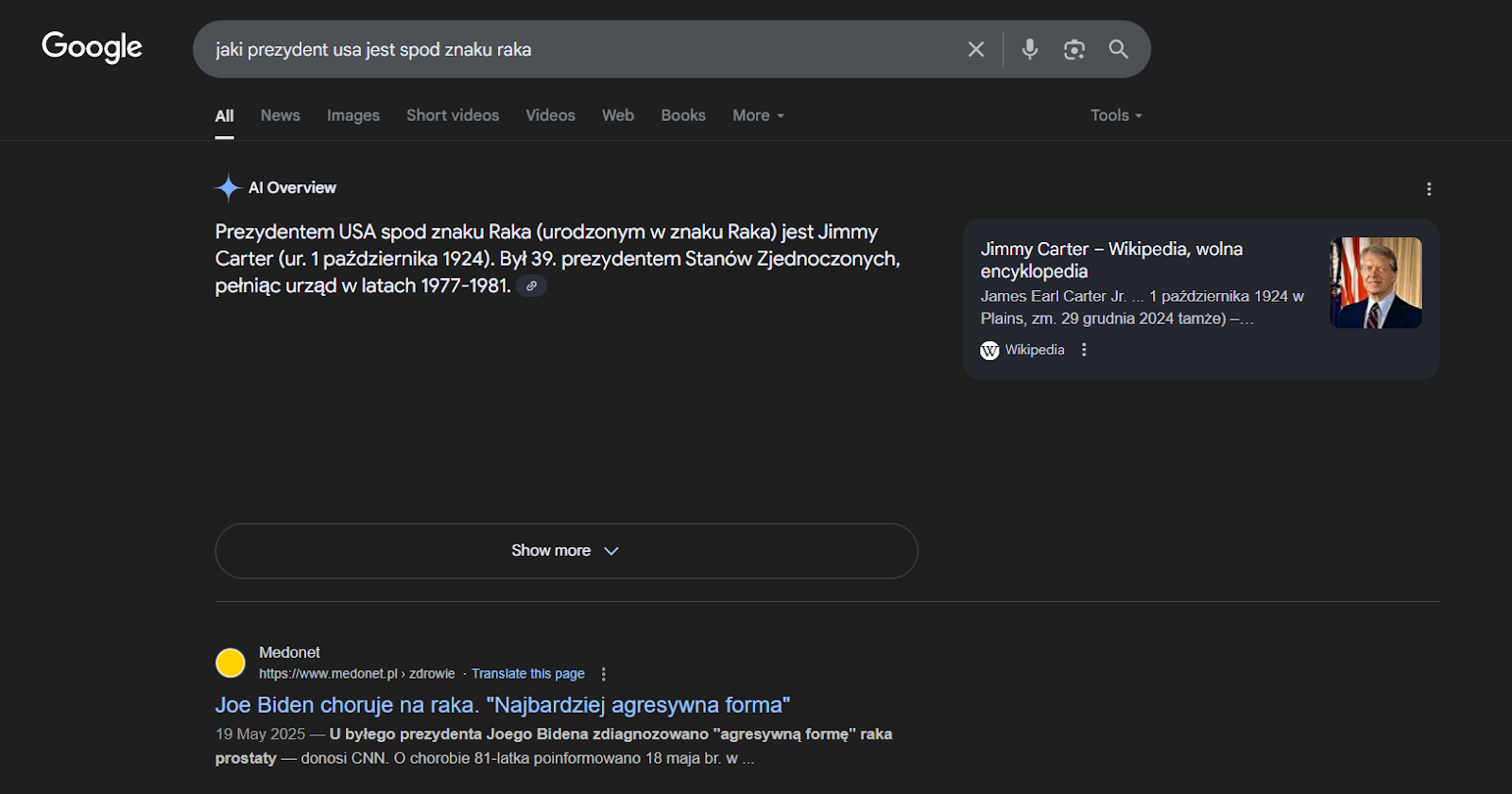 Zrzut ekranu z wyników wyszukiwania Google, pokazujący AI Overview z informacją o Jimmy’m Carterze jako prezydencie USA spod znaku Raka oraz błędnym wynikiem dotyczącym Joe Bidena.