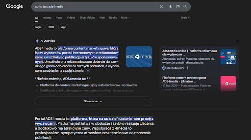 Przykład strony wyników Google ilustrujący intencję informacyjną użytkownika wpisującego frazę z intencją informacyjną.