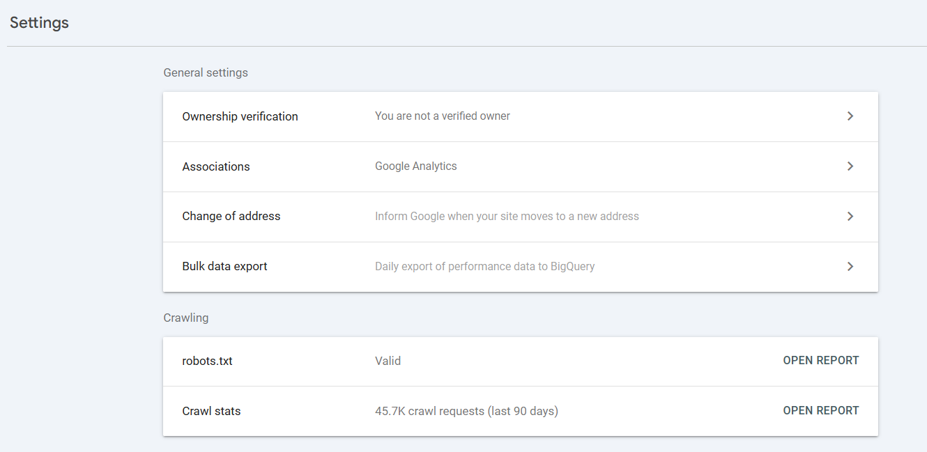 Ekran z Google Search Console przedstawiający ustawienia ogólne strony, w tym status pliku robots.txt i statystyki crawlowania. Widoczne są opcje weryfikacji własności, powiązania z Google Analytics oraz eksport danych.