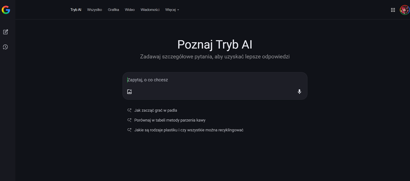 Strona główna Google z widocznym przyciskiem ‘Tryb AI’, umożliwiającym włączenie wyszukiwania opartego na sztucznej inteligencji. Obraz ilustruje, jak korzystać z nowych funkcji AI w wyszukiwarce Google w 2025 roku oraz jak Tryb AI zmienia sposób zadawania pytań i przeglądania wyników.